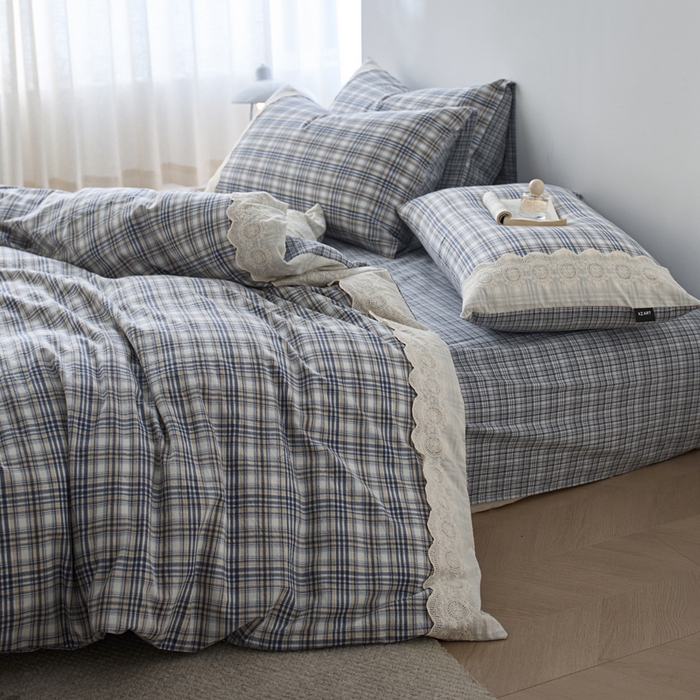 91家纺网 家纺一手货源 找家纺 卡姿家纺 2026春夏色织水洗棉文艺小格子花边款 利奥-烟蓝