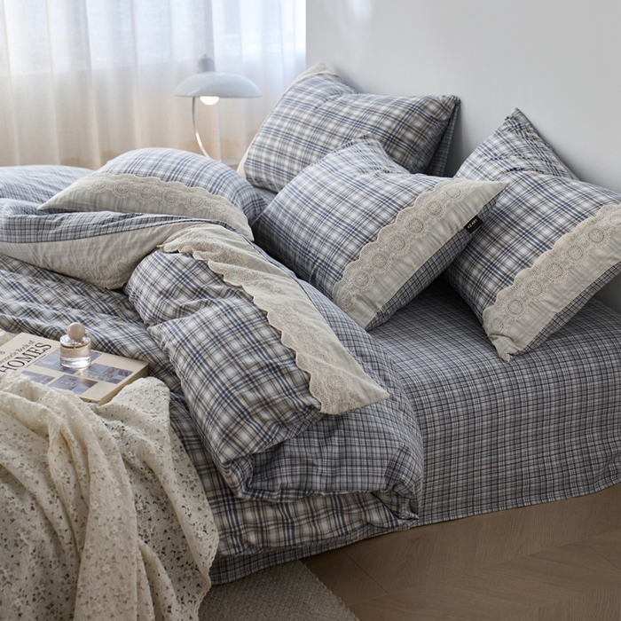 91家纺网 家纺一手货源 找家纺 卡姿家纺 2026春夏色织水洗棉文艺小格子花边款 利奥-烟蓝