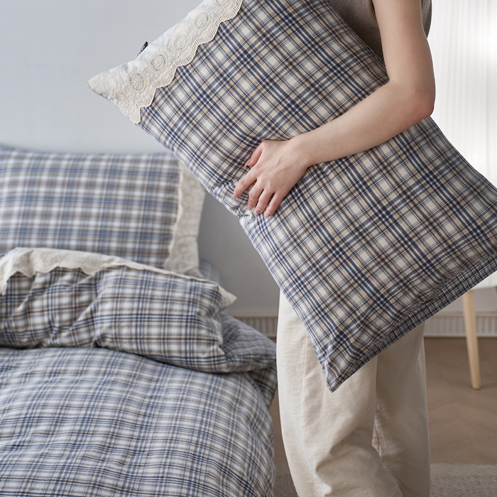 91家纺网 家纺一手货源 找家纺 卡姿家纺 2026春夏色织水洗棉文艺小格子花边款 利奥-烟蓝