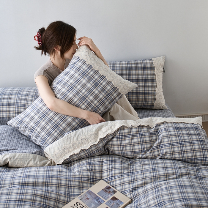 91家纺网 家纺一手货源 找家纺 卡姿家纺 2026春夏色织水洗棉文艺小格子花边款 利奥-烟蓝