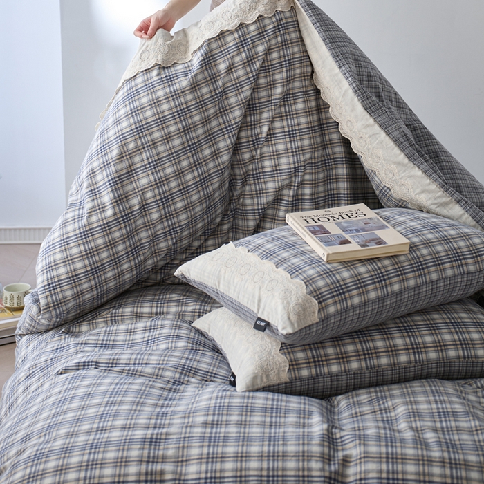 91家纺网 家纺一手货源 找家纺 卡姿家纺 2026春夏色织水洗棉文艺小格子花边款 利奥-烟蓝