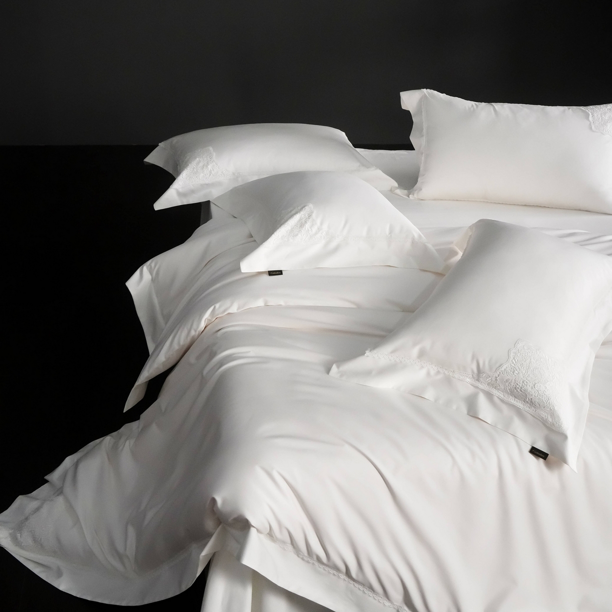 91家纺网 家纺一手货源 找家纺 卡巴伦家纺 2026新款80支埃及长绒棉纯棉轻奢法式蕾丝花边款四件套系列-巴黎庄园（会员：套件-20元 商品价格不得低于：标准：598元） 巴黎庄园-爵士白