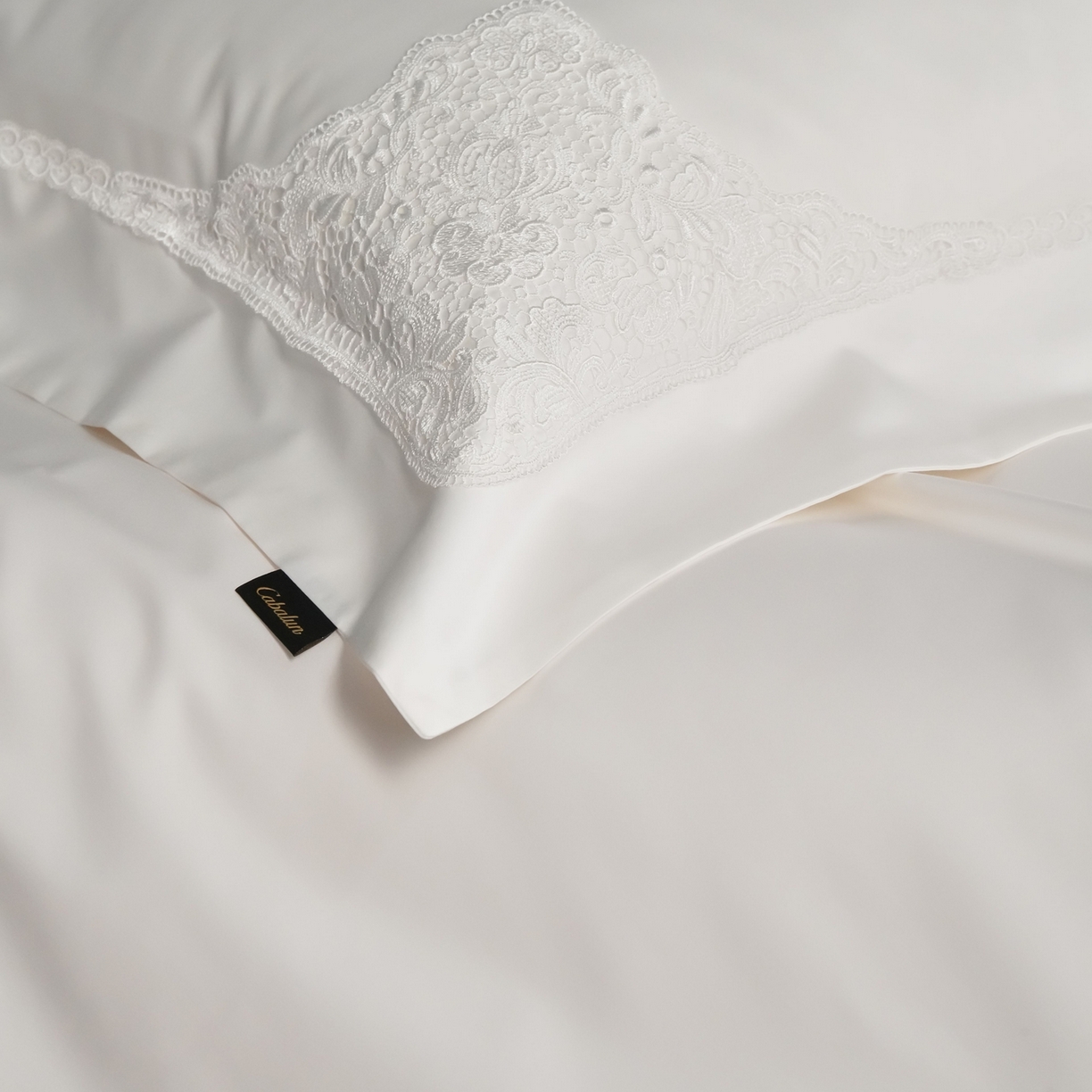 91家纺网 家纺一手货源 找家纺 卡巴伦家纺 2026新款80支埃及长绒棉纯棉轻奢法式蕾丝花边款四件套系列-巴黎庄园（会员：套件-20元 商品价格不得低于：标准：598元） 巴黎庄园-爵士白