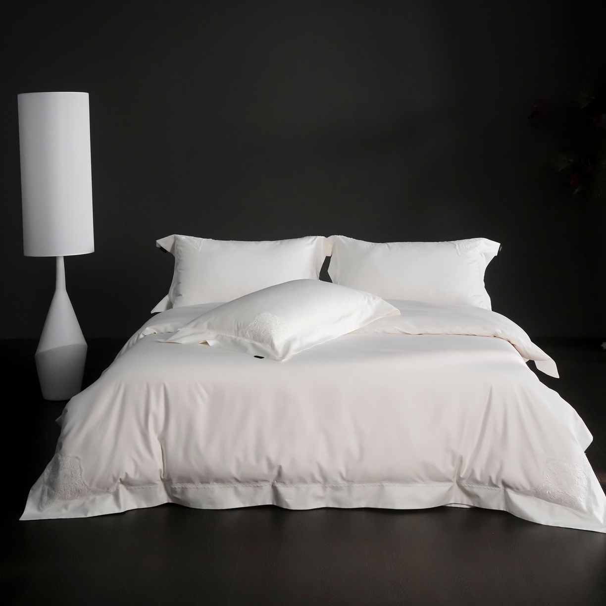 91家纺网 家纺一手货源 找家纺 卡巴伦家纺 2026新款80支埃及长绒棉纯棉轻奢法式蕾丝花边款四件套系列-巴黎庄园（会员：套件-20元 商品价格不得低于：标准：598元） 巴黎庄园-爵士白