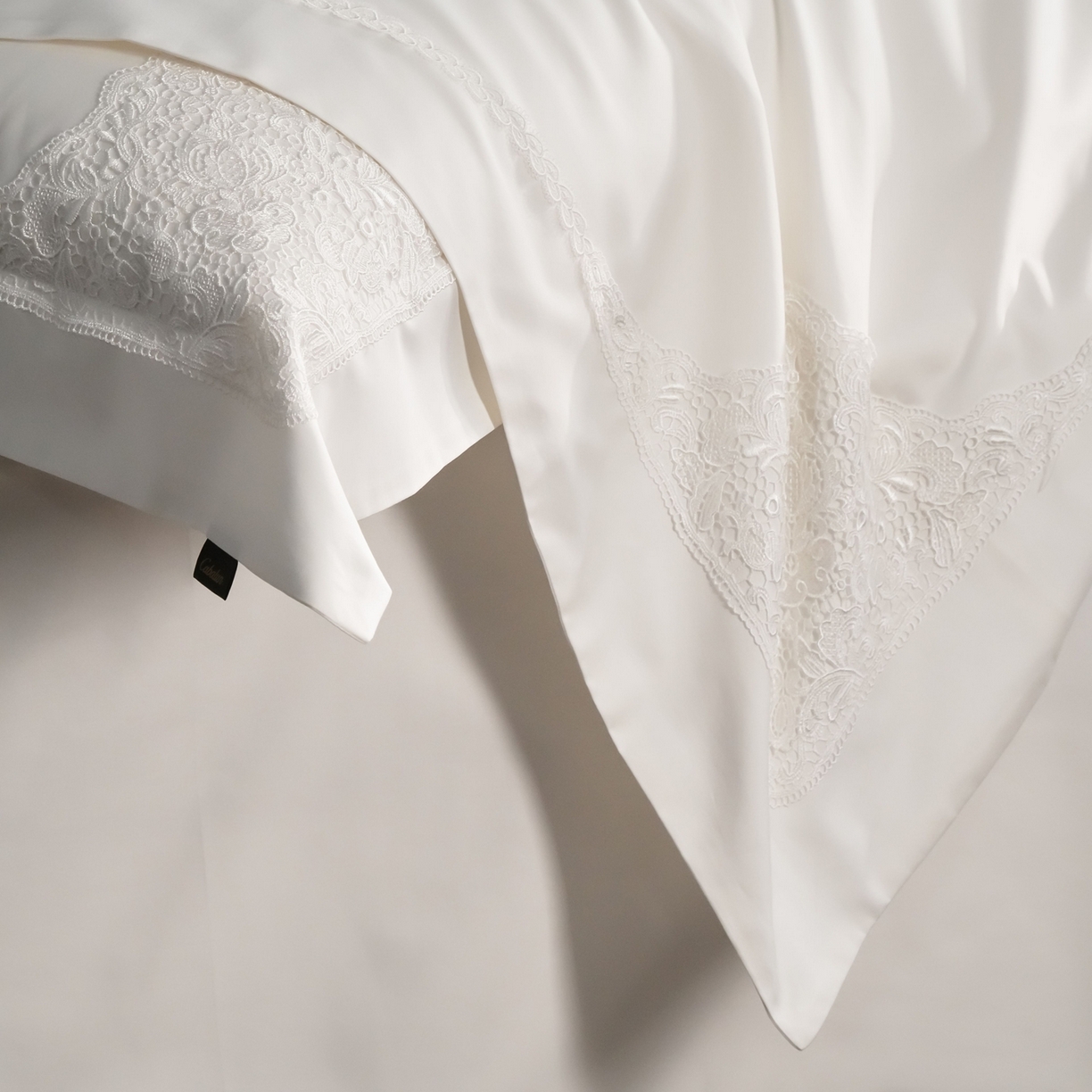 91家纺网 家纺一手货源 找家纺 卡巴伦家纺 2026新款80支埃及长绒棉纯棉轻奢法式蕾丝花边款四件套系列-巴黎庄园（会员：套件-20元 商品价格不得低于：标准：598元） 巴黎庄园-爵士白