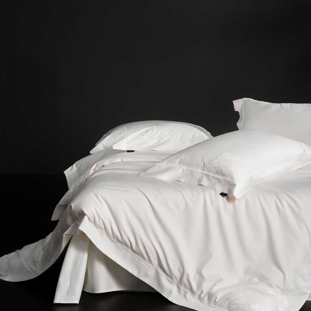 91家纺网 家纺一手货源 找家纺 卡巴伦家纺 2026新款80支埃及长绒棉纯棉轻奢法式蕾丝花边款四件套系列-巴黎庄园（会员：套件-20元 商品价格不得低于：标准：598元） 巴黎庄园-爵士白