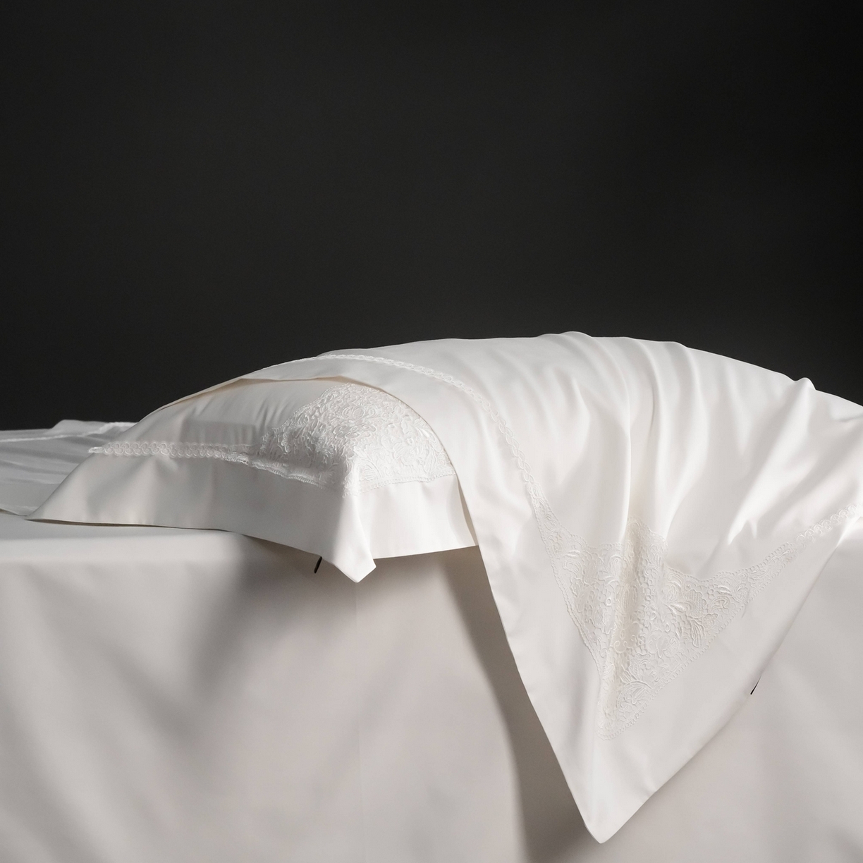 91家纺网 家纺一手货源 找家纺 卡巴伦家纺 2026新款80支埃及长绒棉纯棉轻奢法式蕾丝花边款四件套系列-巴黎庄园（会员：套件-20元 商品价格不得低于：标准：598元） 巴黎庄园-爵士白