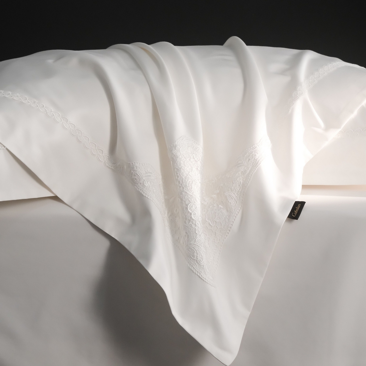 91家纺网 家纺一手货源 找家纺 卡巴伦家纺 2026新款80支埃及长绒棉纯棉轻奢法式蕾丝花边款四件套系列-巴黎庄园（会员：套件-20元 商品价格不得低于：标准：598元） 巴黎庄园-爵士白