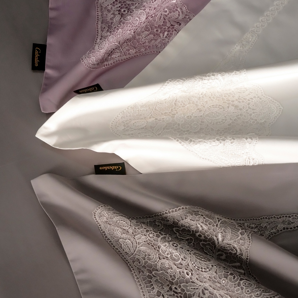 91家纺网 家纺一手货源 找家纺 卡巴伦家纺 2026新款80支埃及长绒棉纯棉轻奢法式蕾丝花边款四件套系列-巴黎庄园（会员：套件-20元 商品价格不得低于：标准：598元） 组合图仅供展示不可下单