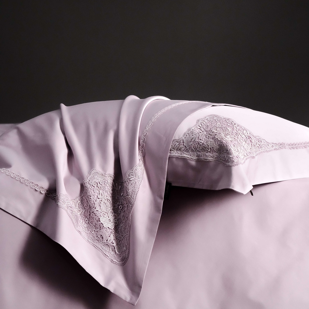 91家纺网 家纺一手货源 找家纺 卡巴伦家纺 2026新款80支埃及长绒棉纯棉轻奢法式蕾丝花边款四件套系列-巴黎庄园（会员：套件-20元 商品价格不得低于：标准：598元） 巴黎庄园-紫罗兰