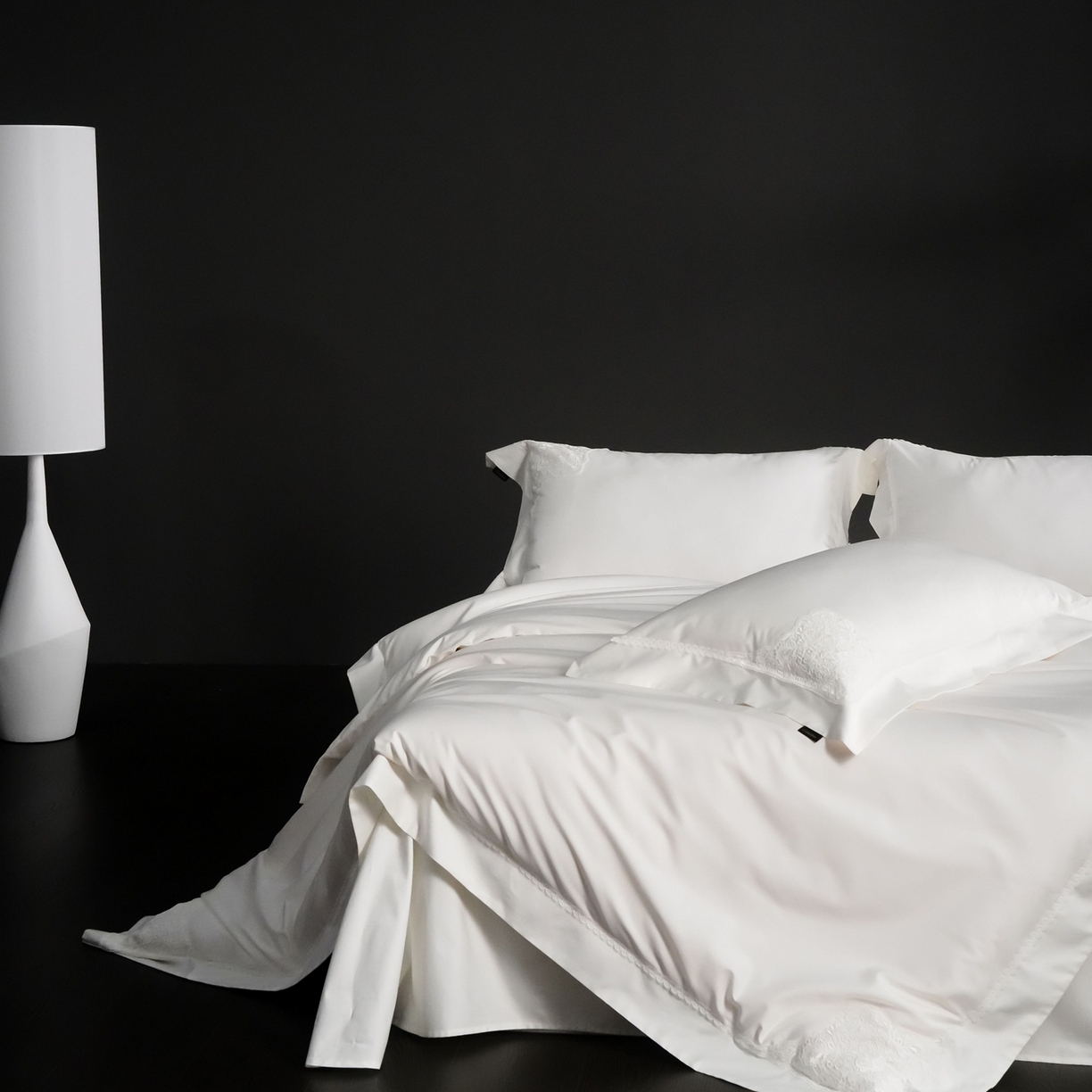 91家纺网 家纺一手货源 找家纺 卡巴伦家纺 2026新款80支埃及长绒棉纯棉轻奢法式蕾丝花边款四件套系列-巴黎庄园（会员：套件-20元 商品价格不得低于：标准：598元） 巴黎庄园-爵士白