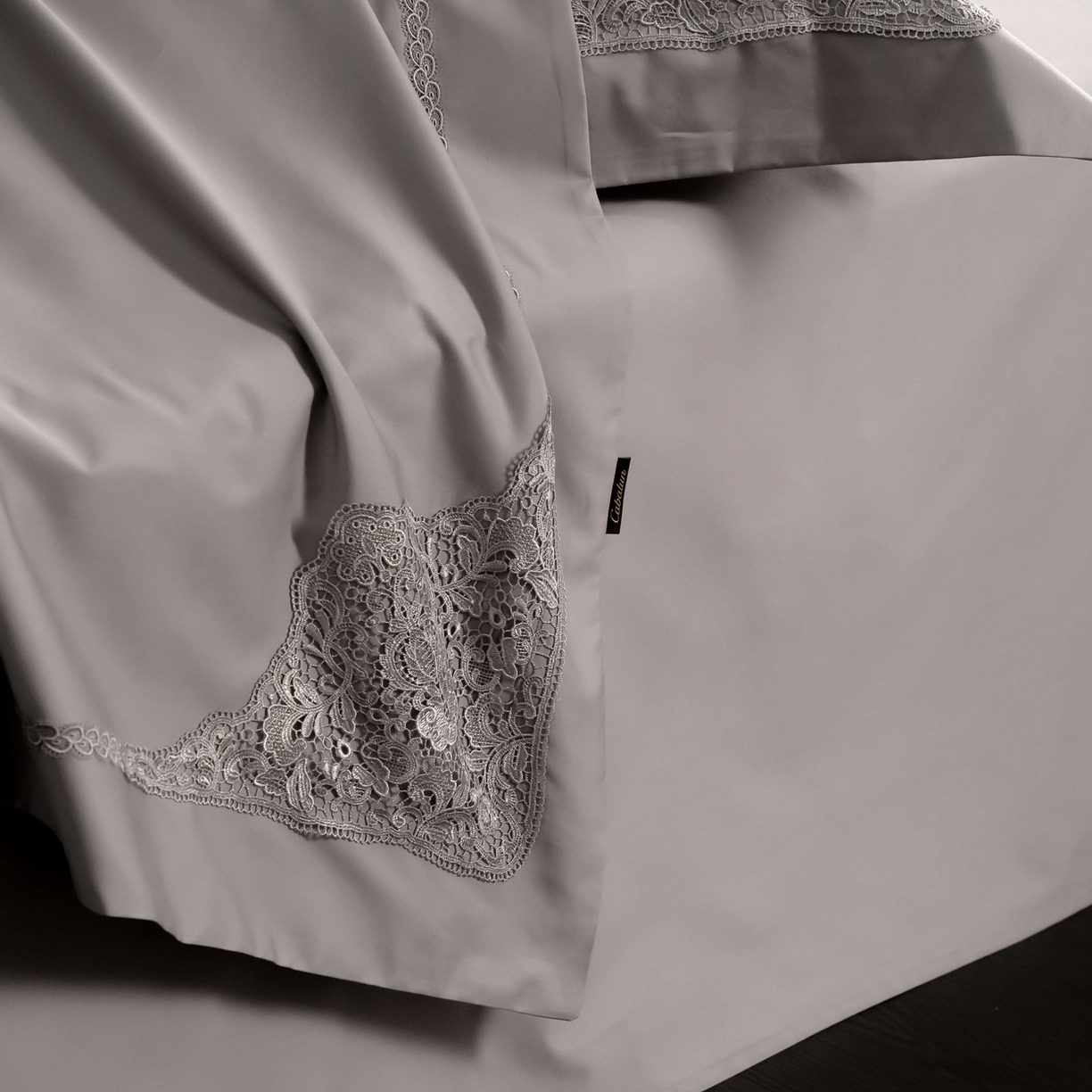 91家纺网 家纺一手货源 找家纺 卡巴伦家纺 2026新款80支埃及长绒棉纯棉轻奢法式蕾丝花边款四件套系列-巴黎庄园（会员：套件-20元 商品价格不得低于：标准：598元） 巴黎庄园-慕斯灰