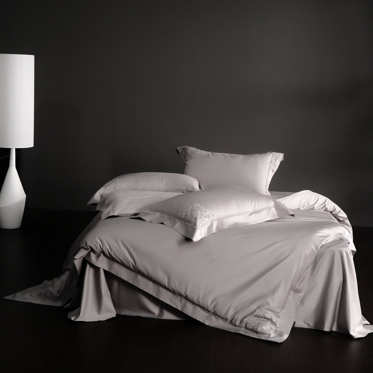 91家纺网 家纺一手货源 找家纺 卡巴伦家纺 2026新款80支埃及长绒棉纯棉轻奢法式蕾丝花边款四件套系列-巴黎庄园（会员：套件-20元 商品价格不得低于：标准：598元） 巴黎庄园-慕斯灰