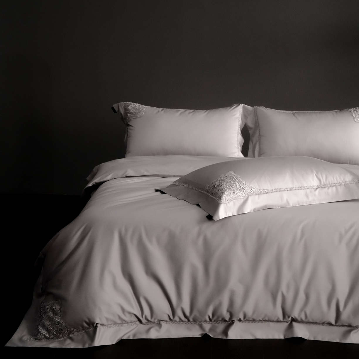 91家纺网 家纺一手货源 找家纺 卡巴伦家纺 2026新款80支埃及长绒棉纯棉轻奢法式蕾丝花边款四件套系列-巴黎庄园（会员：套件-20元 商品价格不得低于：标准：598元） 巴黎庄园-慕斯灰