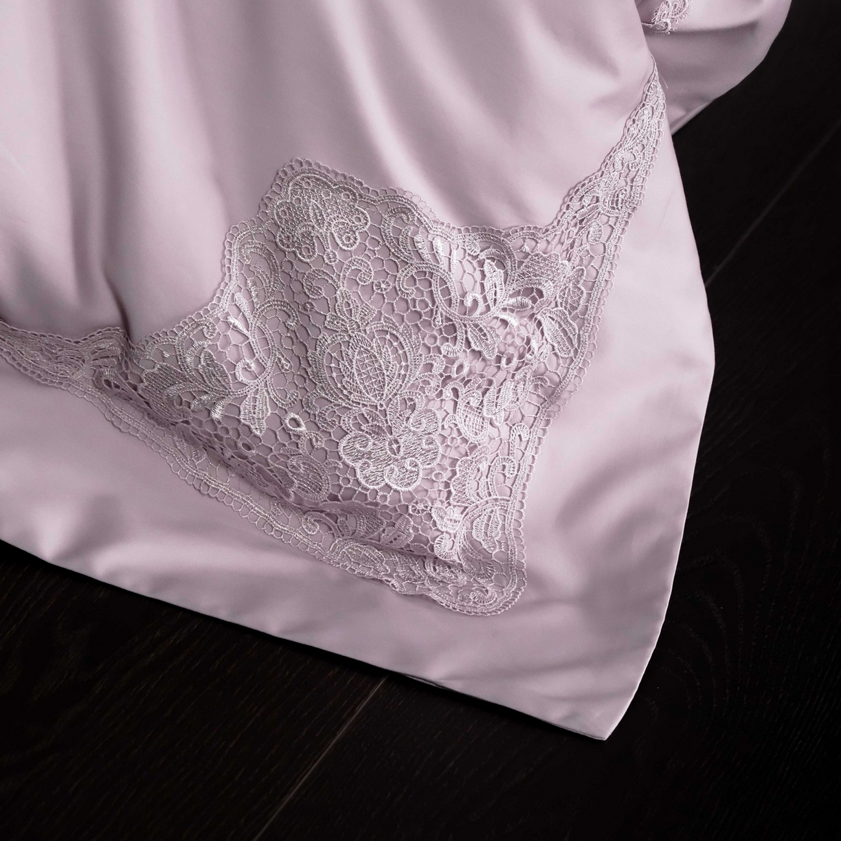 91家纺网 家纺一手货源 找家纺 卡巴伦家纺 2026新款80支埃及长绒棉纯棉轻奢法式蕾丝花边款四件套系列-巴黎庄园（会员：套件-20元 商品价格不得低于：标准：598元） 巴黎庄园-紫罗兰