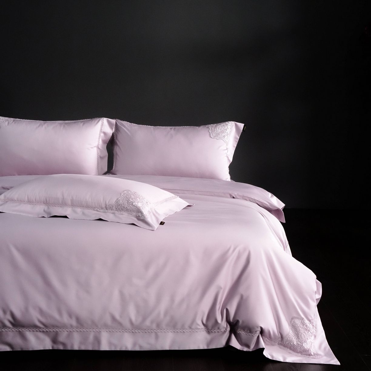 91家纺网 家纺一手货源 找家纺 卡巴伦家纺 2026新款80支埃及长绒棉纯棉轻奢法式蕾丝花边款四件套系列-巴黎庄园（会员：套件-20元 商品价格不得低于：标准：598元） 巴黎庄园-紫罗兰