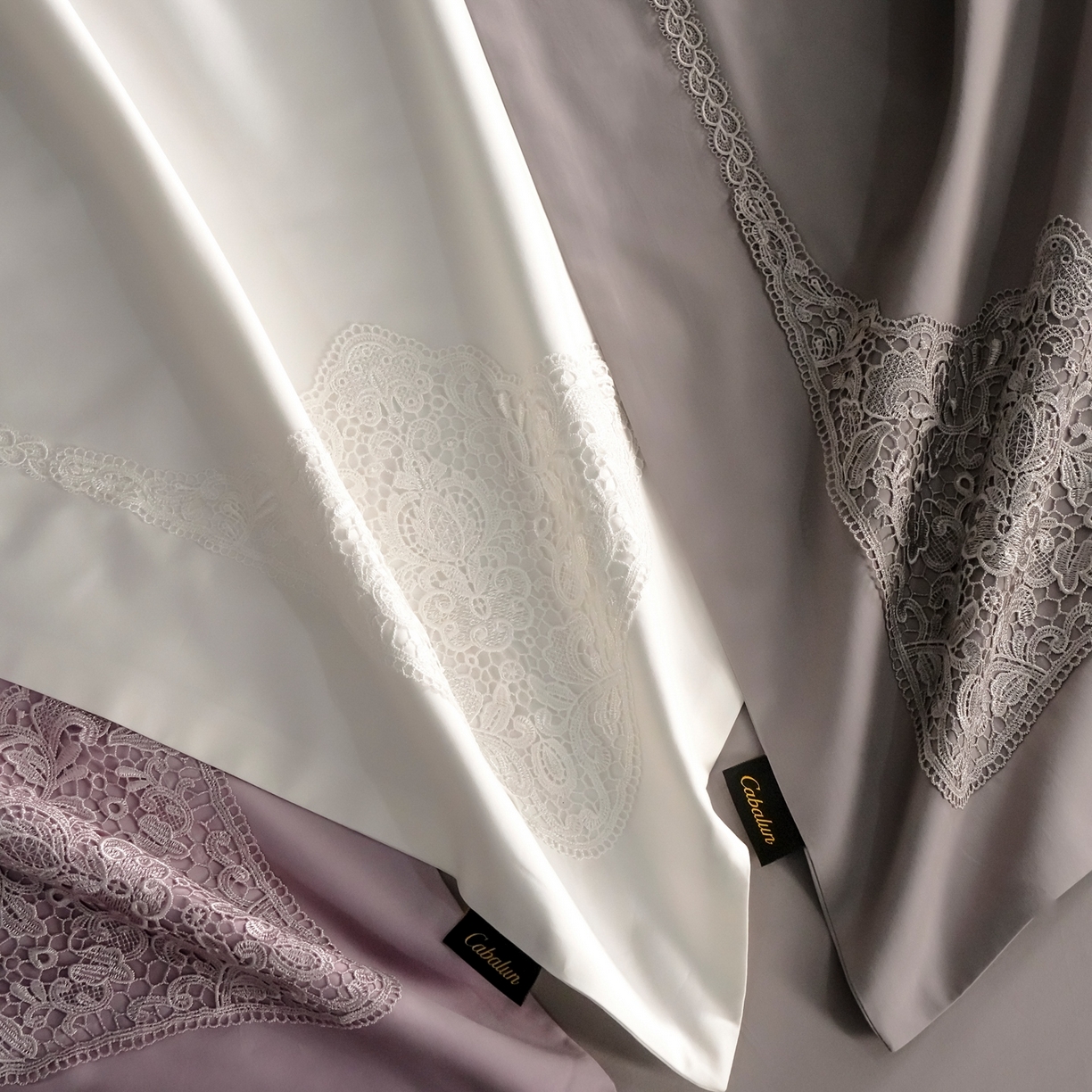 91家纺网 家纺一手货源 找家纺 卡巴伦家纺 2026新款80支埃及长绒棉纯棉轻奢法式蕾丝花边款四件套系列-巴黎庄园（会员：套件-20元 商品价格不得低于：标准：598元） 组合图仅供展示不可下单