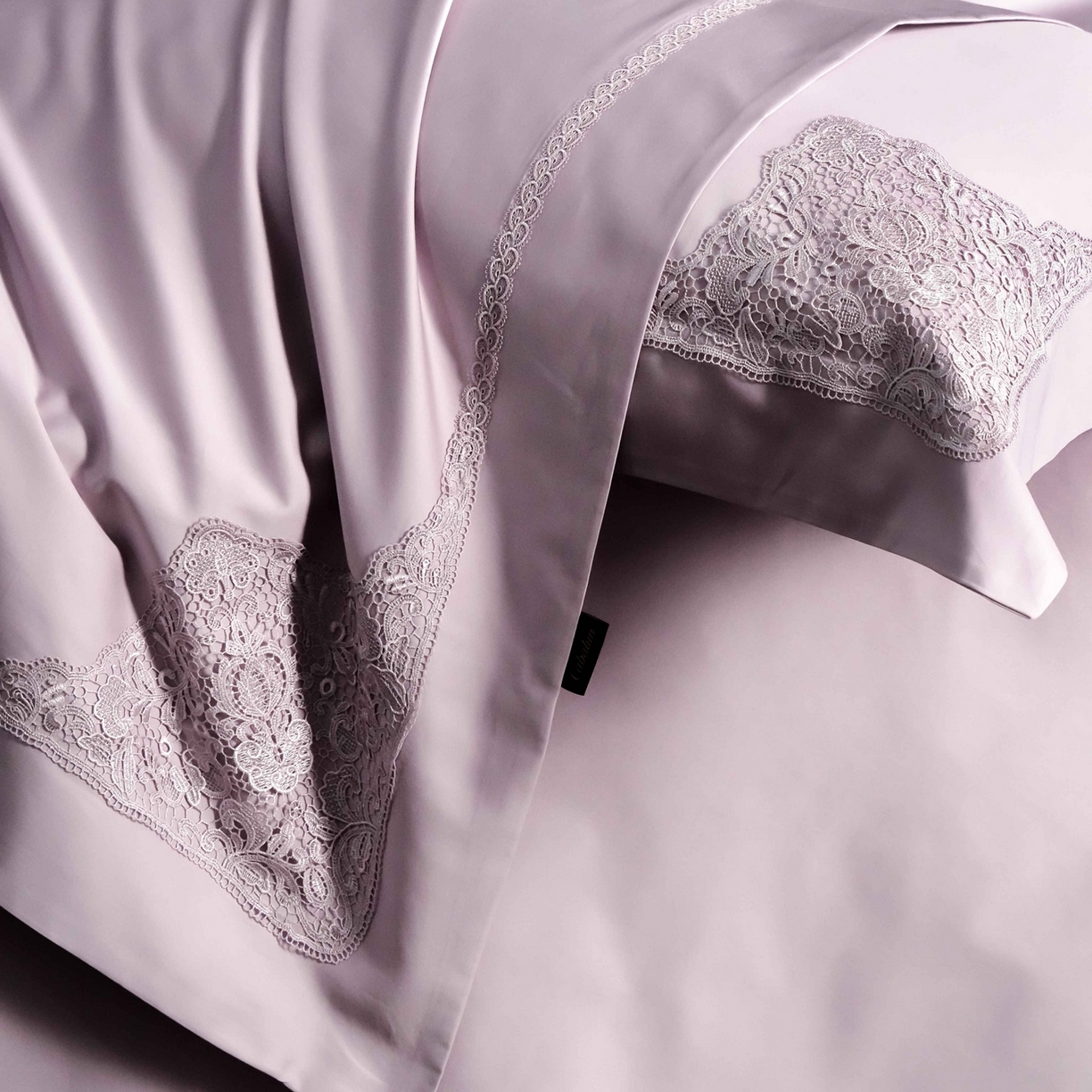 91家纺网 家纺一手货源 找家纺 卡巴伦家纺 2026新款80支埃及长绒棉纯棉轻奢法式蕾丝花边款四件套系列-巴黎庄园（会员：套件-20元 商品价格不得低于：标准：598元） 巴黎庄园-紫罗兰