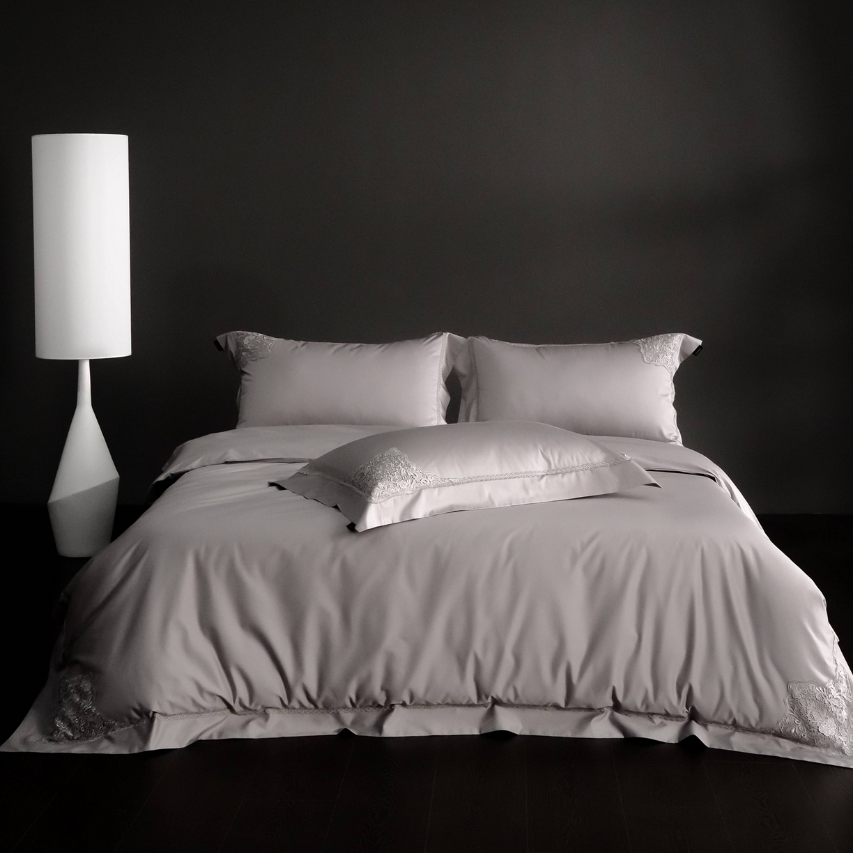 91家纺网 家纺一手货源 找家纺 卡巴伦家纺 2026新款80支埃及长绒棉纯棉轻奢法式蕾丝花边款四件套系列-巴黎庄园（会员：套件-20元 商品价格不得低于：标准：598元） 巴黎庄园-慕斯灰