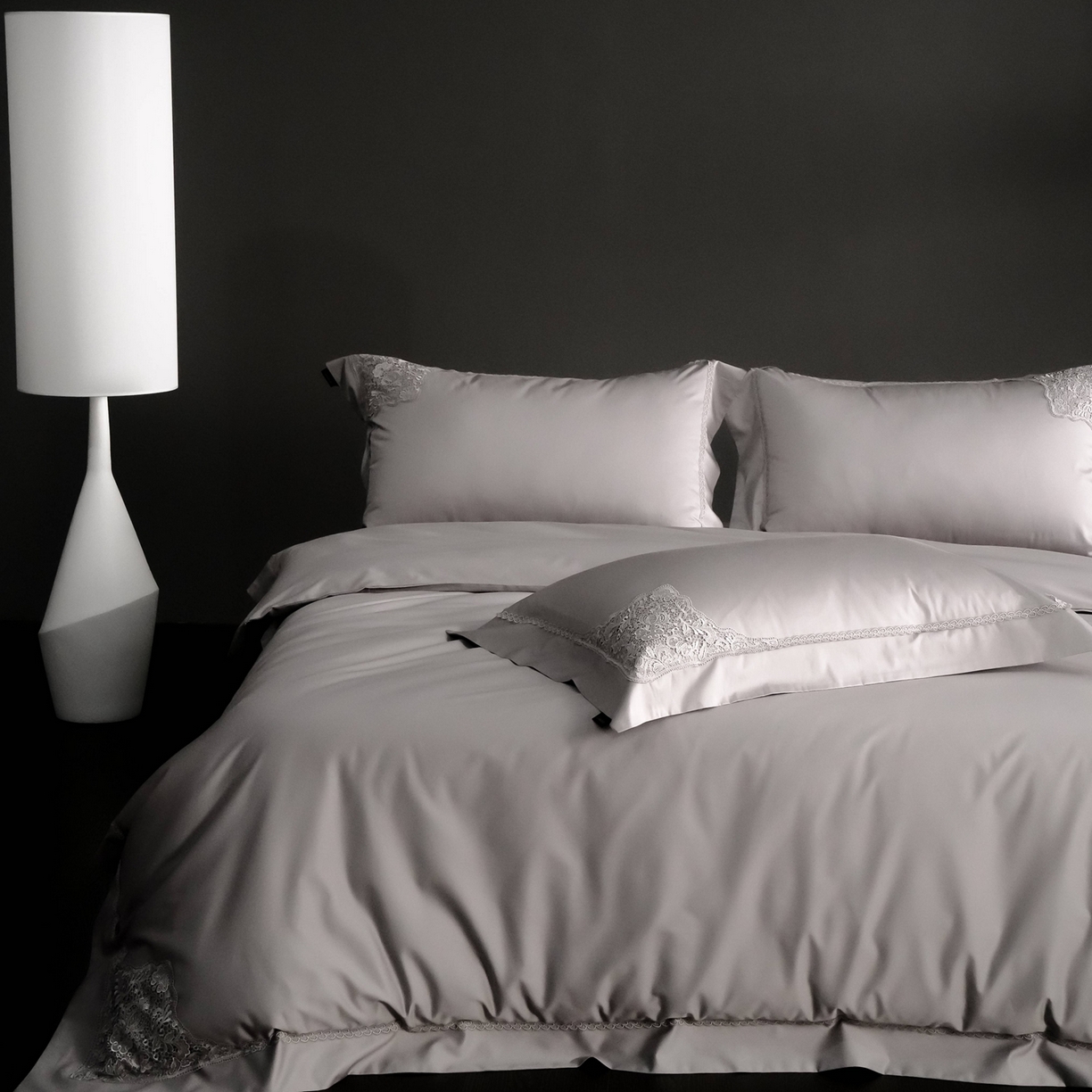 91家纺网 家纺一手货源 找家纺 卡巴伦家纺 2026新款80支埃及长绒棉纯棉轻奢法式蕾丝花边款四件套系列-巴黎庄园（会员：套件-20元 商品价格不得低于：标准：598元） 巴黎庄园-慕斯灰