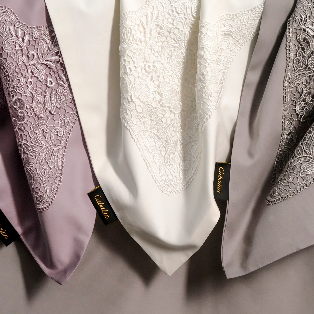 91家纺网 家纺一手货源 找家纺 卡巴伦家纺 2026新款80支埃及长绒棉纯棉轻奢法式蕾丝花边款四件套系列-巴黎庄园（会员：套件-20元 商品价格不得低于：标准：598元） 组合图仅供展示不可下单