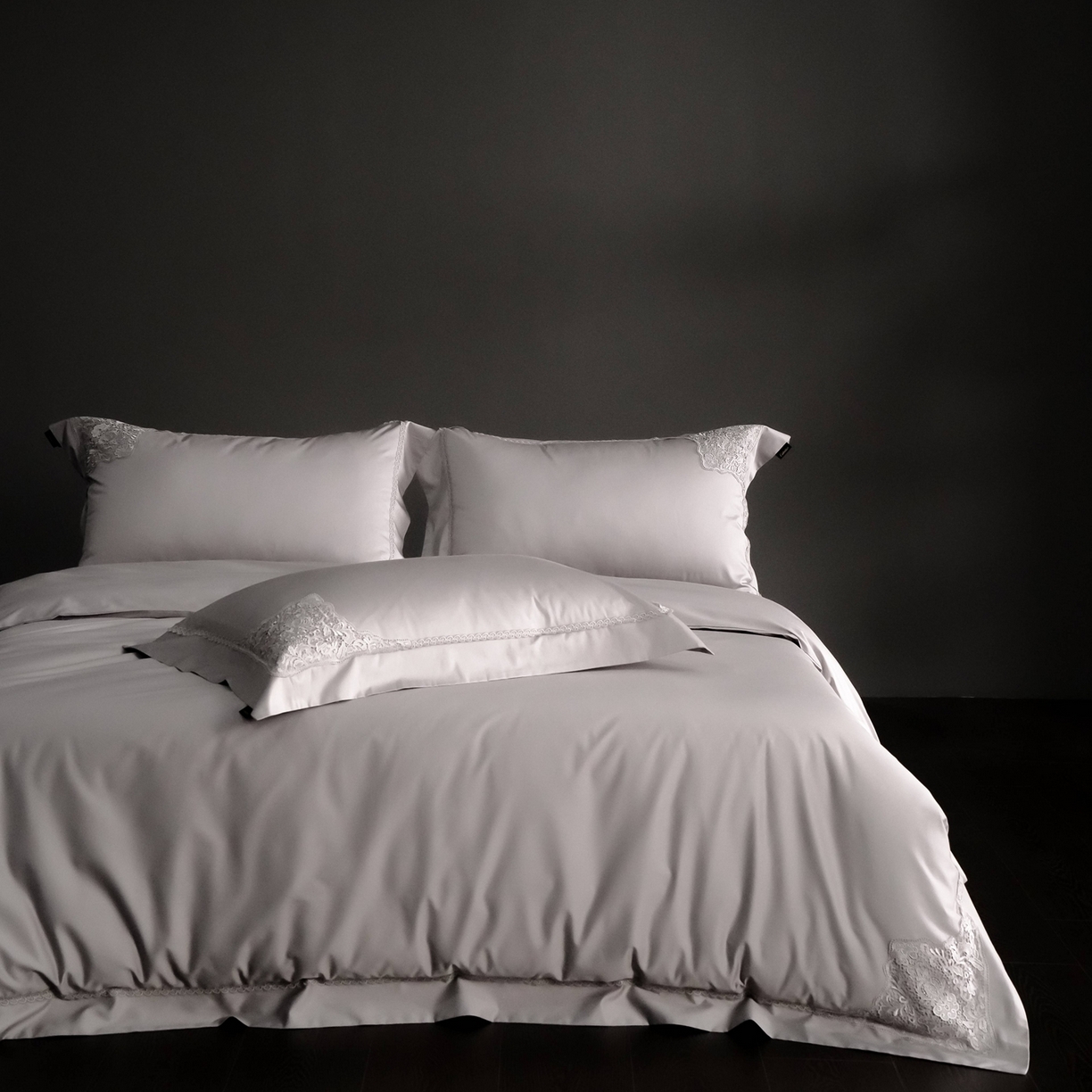 91家纺网 家纺一手货源 找家纺 卡巴伦家纺 2026新款80支埃及长绒棉纯棉轻奢法式蕾丝花边款四件套系列-巴黎庄园（会员：套件-20元 商品价格不得低于：标准：598元） 巴黎庄园-慕斯灰