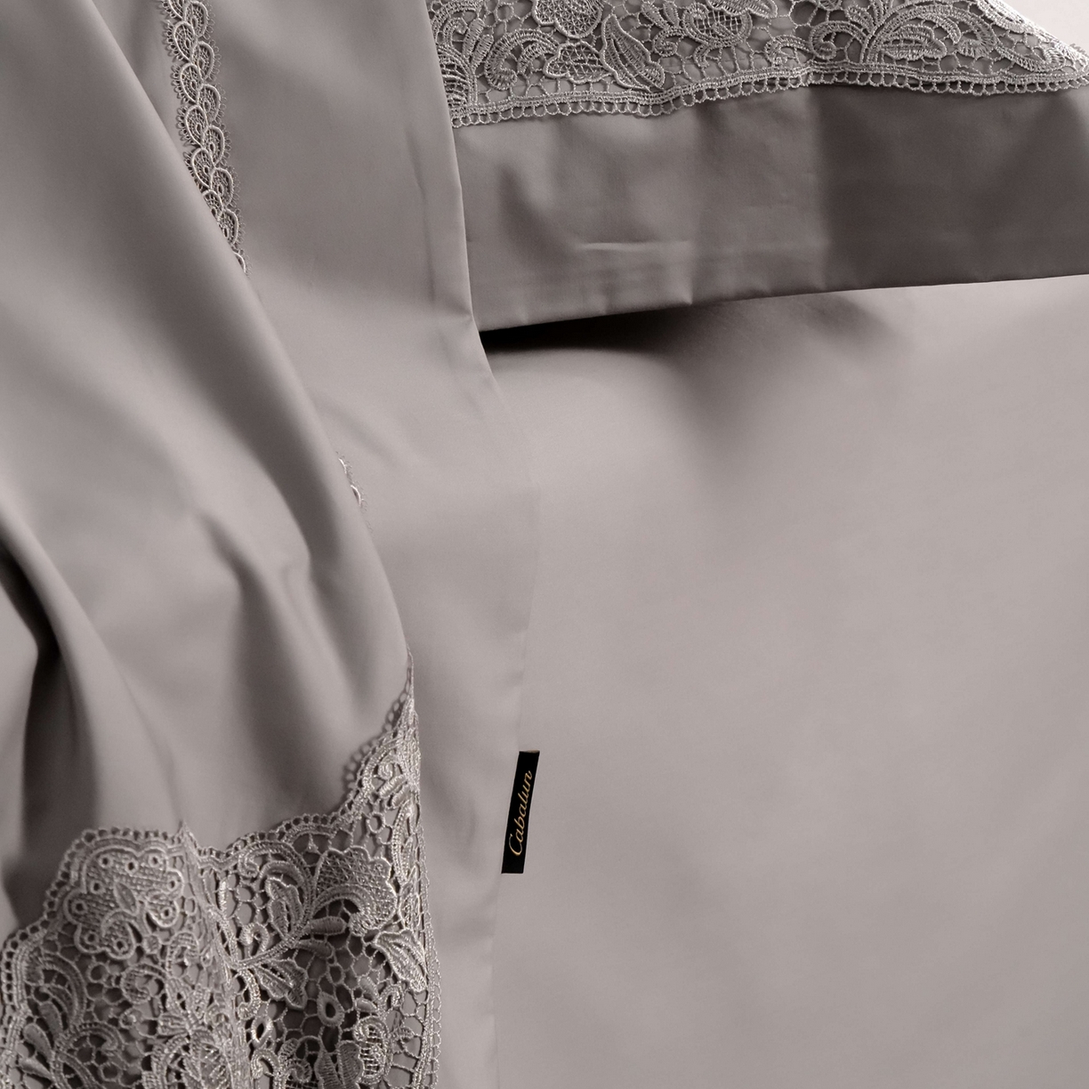 91家纺网 家纺一手货源 找家纺 卡巴伦家纺 2026新款80支埃及长绒棉纯棉轻奢法式蕾丝花边款四件套系列-巴黎庄园（会员：套件-20元 商品价格不得低于：标准：598元） 巴黎庄园-慕斯灰