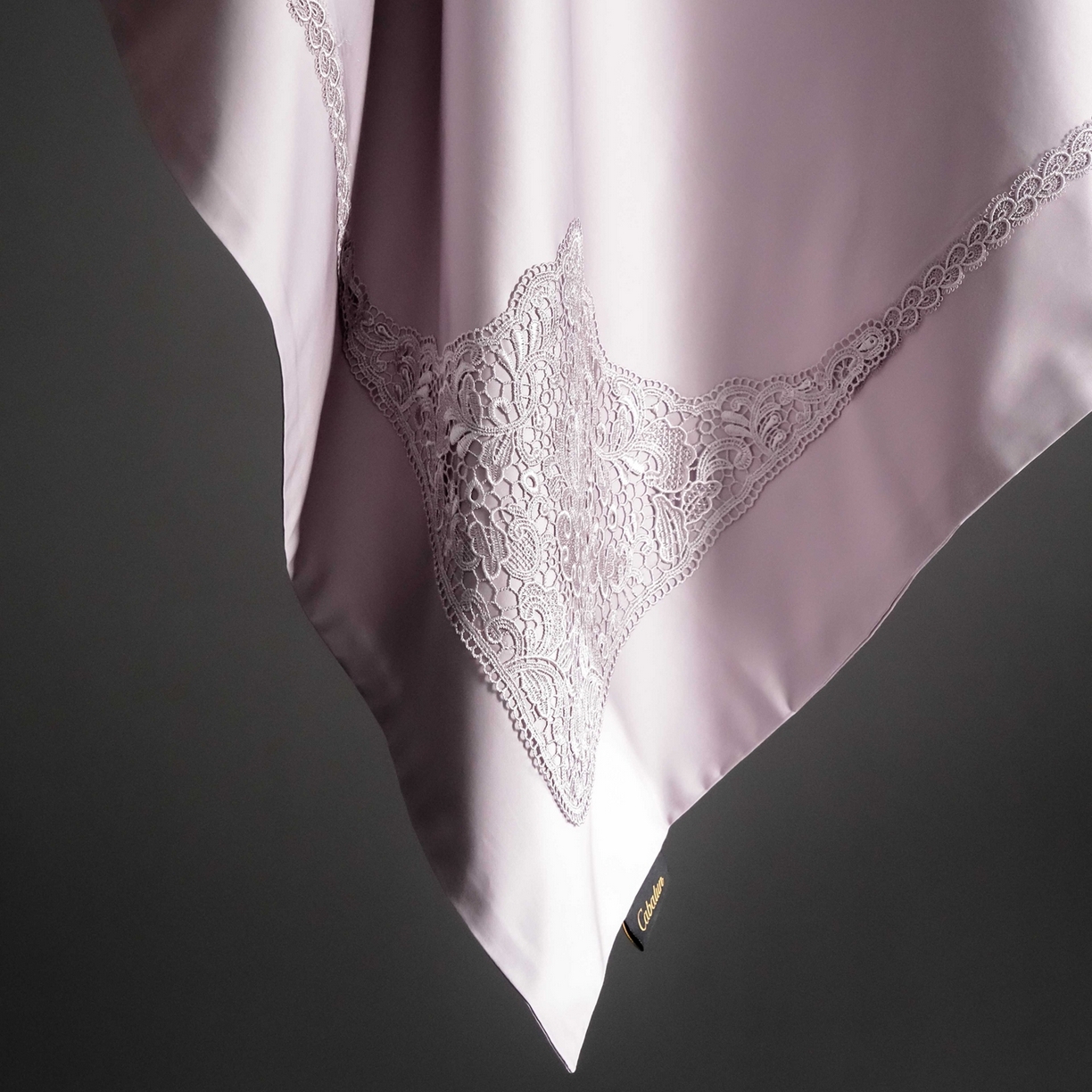 91家纺网 家纺一手货源 找家纺 卡巴伦家纺 2026新款80支埃及长绒棉纯棉轻奢法式蕾丝花边款四件套系列-巴黎庄园（会员：套件-20元 商品价格不得低于：标准：598元） 巴黎庄园-紫罗兰