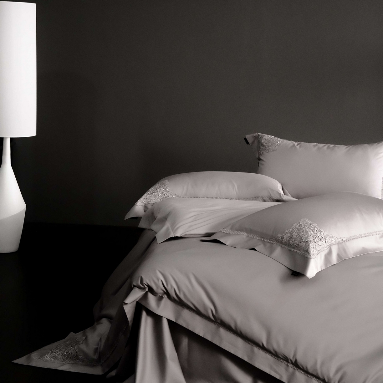 91家纺网 家纺一手货源 找家纺 卡巴伦家纺 2026新款80支埃及长绒棉纯棉轻奢法式蕾丝花边款四件套系列-巴黎庄园（会员：套件-20元 商品价格不得低于：标准：598元） 巴黎庄园-慕斯灰