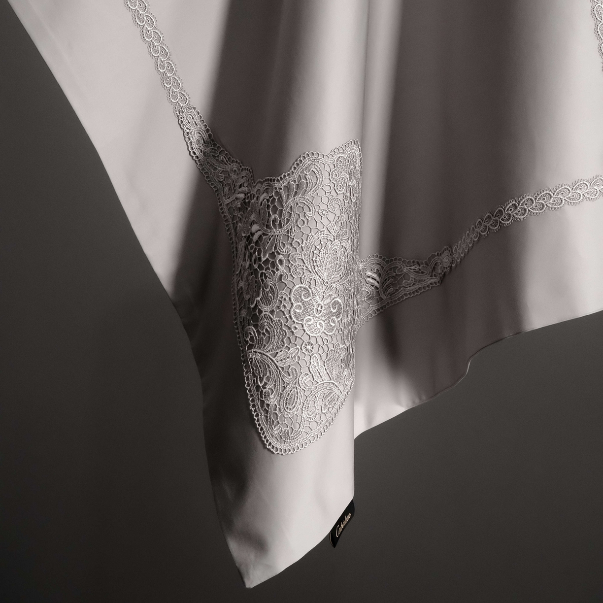 91家纺网 家纺一手货源 找家纺 卡巴伦家纺 2026新款80支埃及长绒棉纯棉轻奢法式蕾丝花边款四件套系列-巴黎庄园（会员：套件-20元 商品价格不得低于：标准：598元） 巴黎庄园-慕斯灰