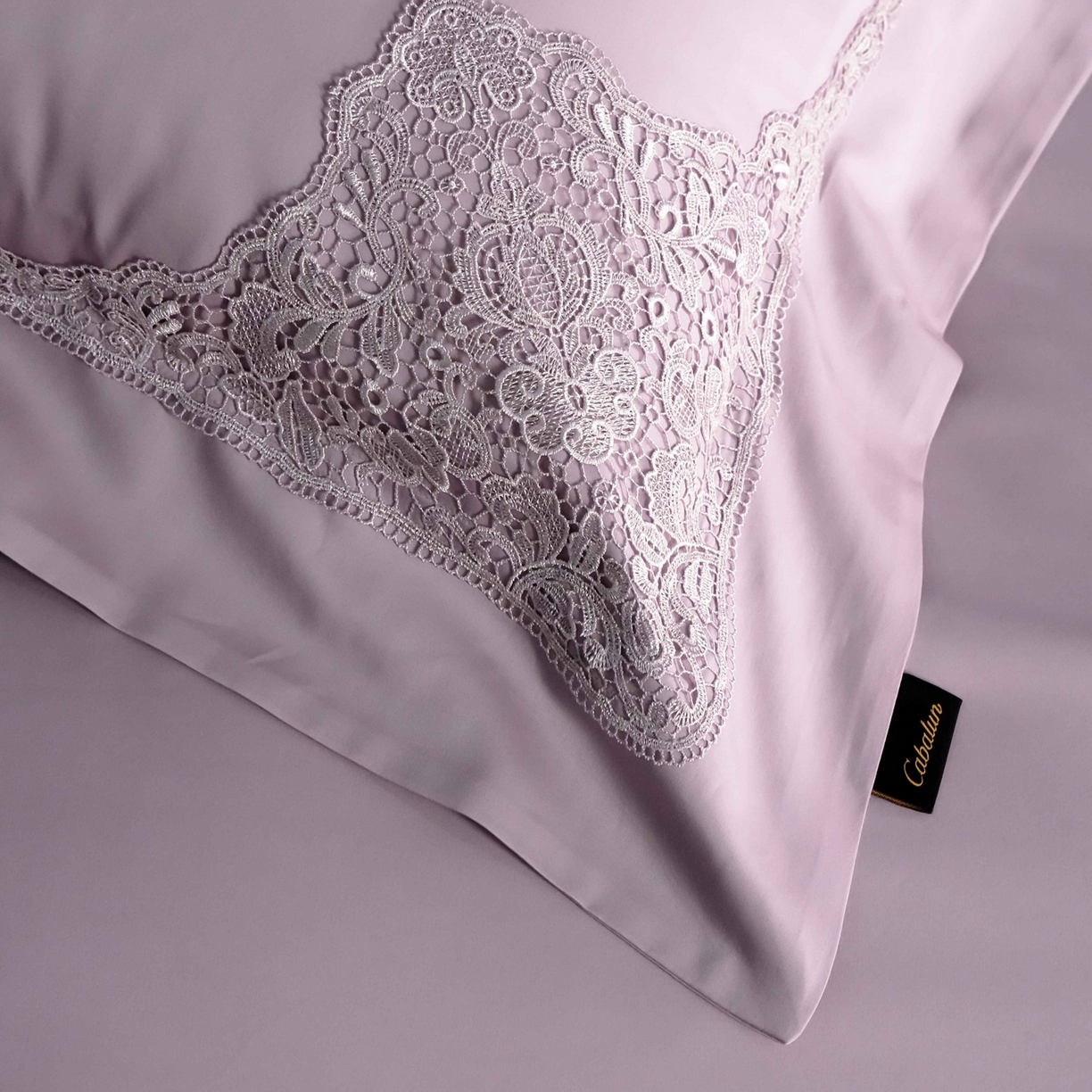 91家纺网 家纺一手货源 找家纺 卡巴伦家纺 2026新款80支埃及长绒棉纯棉轻奢法式蕾丝花边款四件套系列-巴黎庄园（会员：套件-20元 商品价格不得低于：标准：598元） 巴黎庄园-紫罗兰