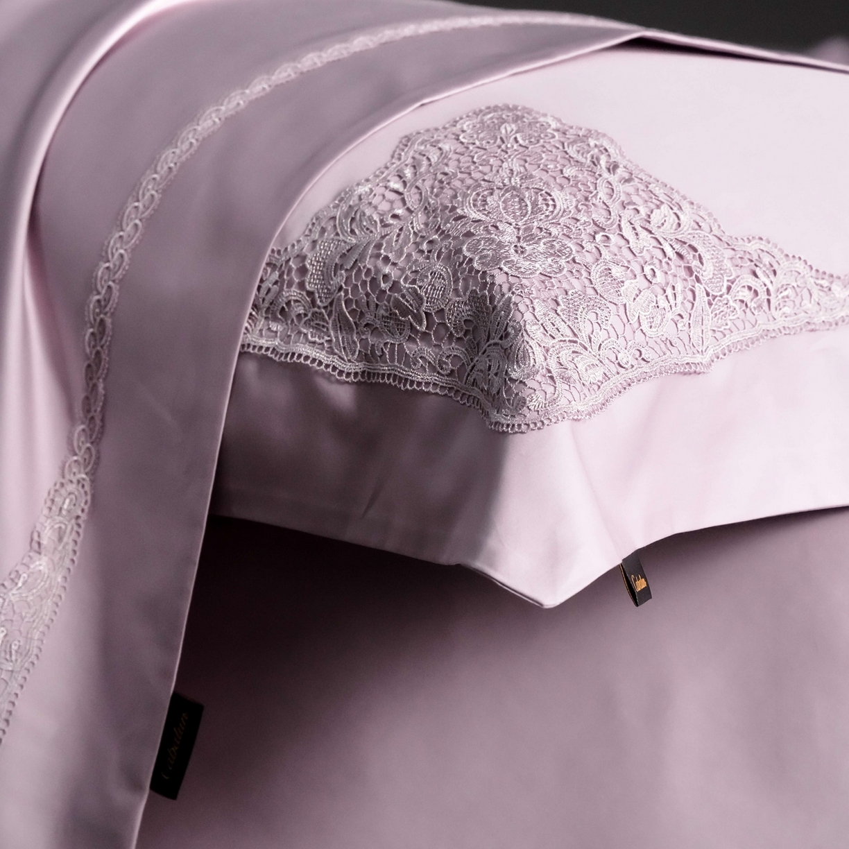 91家纺网 家纺一手货源 找家纺 卡巴伦家纺 2026新款80支埃及长绒棉纯棉轻奢法式蕾丝花边款四件套系列-巴黎庄园（会员：套件-20元 商品价格不得低于：标准：598元） 巴黎庄园-紫罗兰