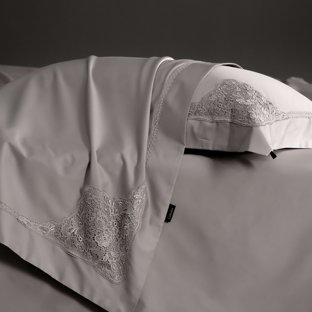 91家纺网 家纺一手货源 找家纺 卡巴伦家纺 2026新款80支埃及长绒棉纯棉轻奢法式蕾丝花边款四件套系列-巴黎庄园（会员：套件-20元 商品价格不得低于：标准：598元） 巴黎庄园-慕斯灰