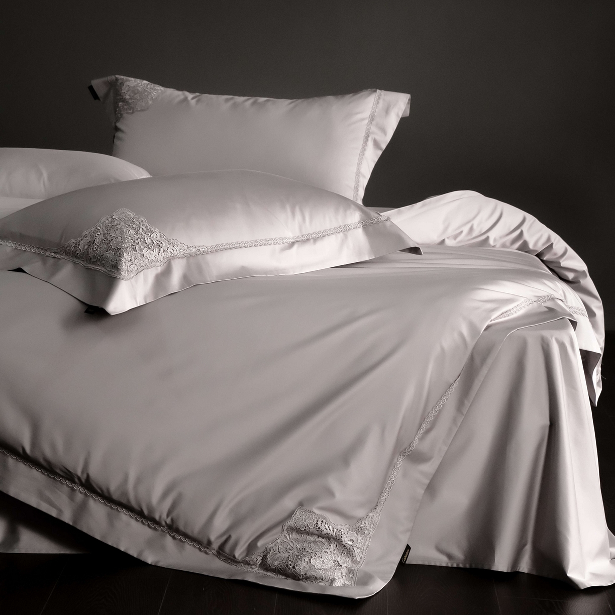 91家纺网 家纺一手货源 找家纺 卡巴伦家纺 2026新款80支埃及长绒棉纯棉轻奢法式蕾丝花边款四件套系列-巴黎庄园（会员：套件-20元 商品价格不得低于：标准：598元） 巴黎庄园-慕斯灰