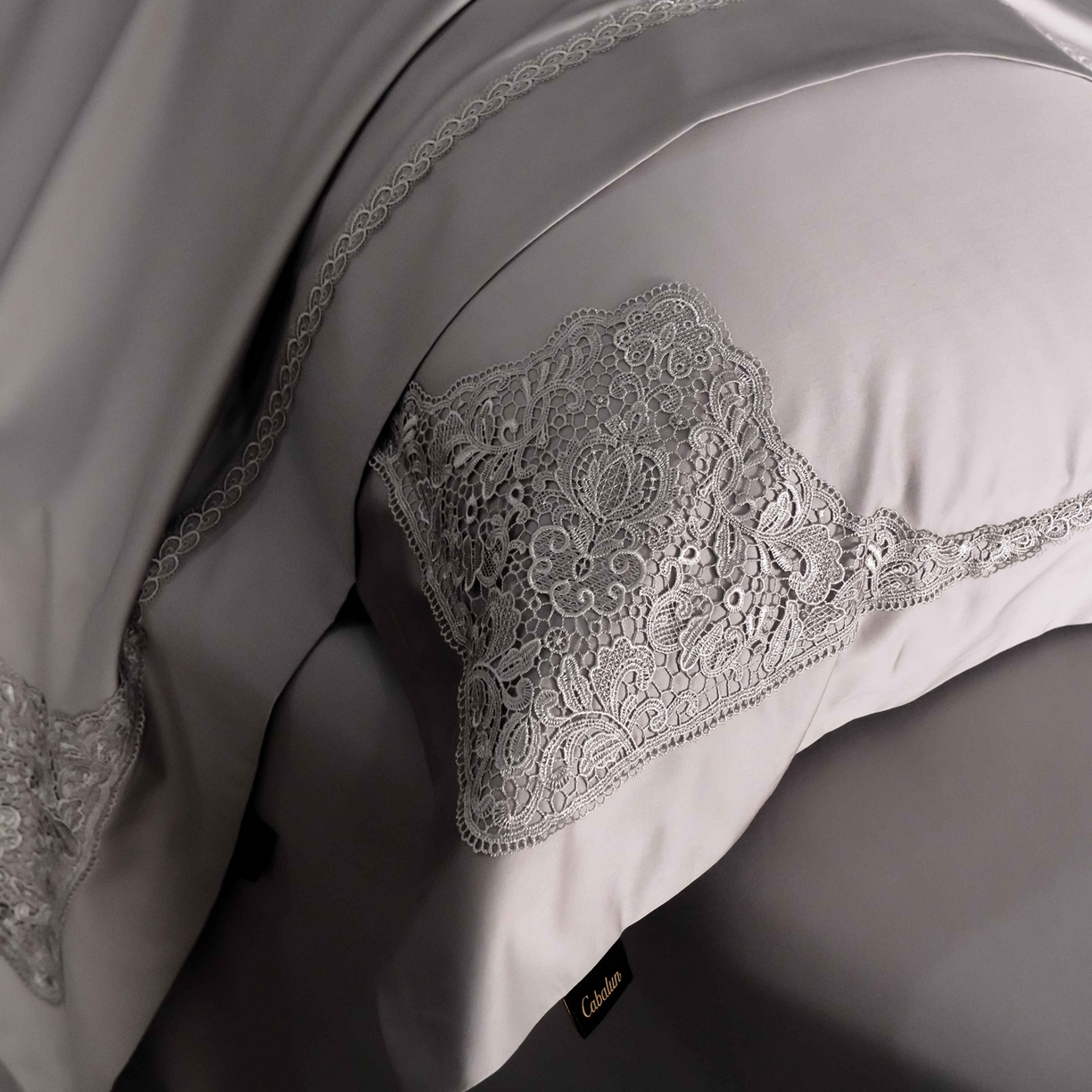 91家纺网 家纺一手货源 找家纺 卡巴伦家纺 2026新款80支埃及长绒棉纯棉轻奢法式蕾丝花边款四件套系列-巴黎庄园（会员：套件-20元 商品价格不得低于：标准：598元） 巴黎庄园-慕斯灰