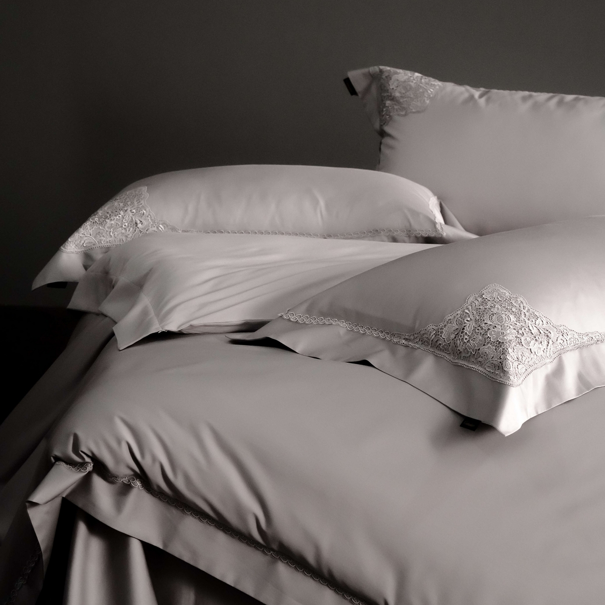 91家纺网 家纺一手货源 找家纺 卡巴伦家纺 2026新款80支埃及长绒棉纯棉轻奢法式蕾丝花边款四件套系列-巴黎庄园（会员：套件-20元 商品价格不得低于：标准：598元） 巴黎庄园-慕斯灰