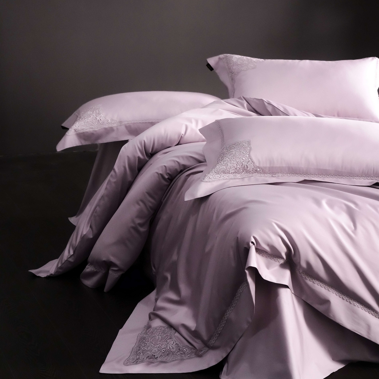 91家纺网 家纺一手货源 找家纺 卡巴伦家纺 2026新款80支埃及长绒棉纯棉轻奢法式蕾丝花边款四件套系列-巴黎庄园（会员：套件-20元 商品价格不得低于：标准：598元） 巴黎庄园-紫罗兰
