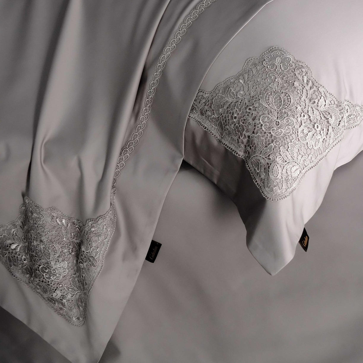 91家纺网 家纺一手货源 找家纺 卡巴伦家纺 2026新款80支埃及长绒棉纯棉轻奢法式蕾丝花边款四件套系列-巴黎庄园（会员：套件-20元 商品价格不得低于：标准：598元） 巴黎庄园-慕斯灰