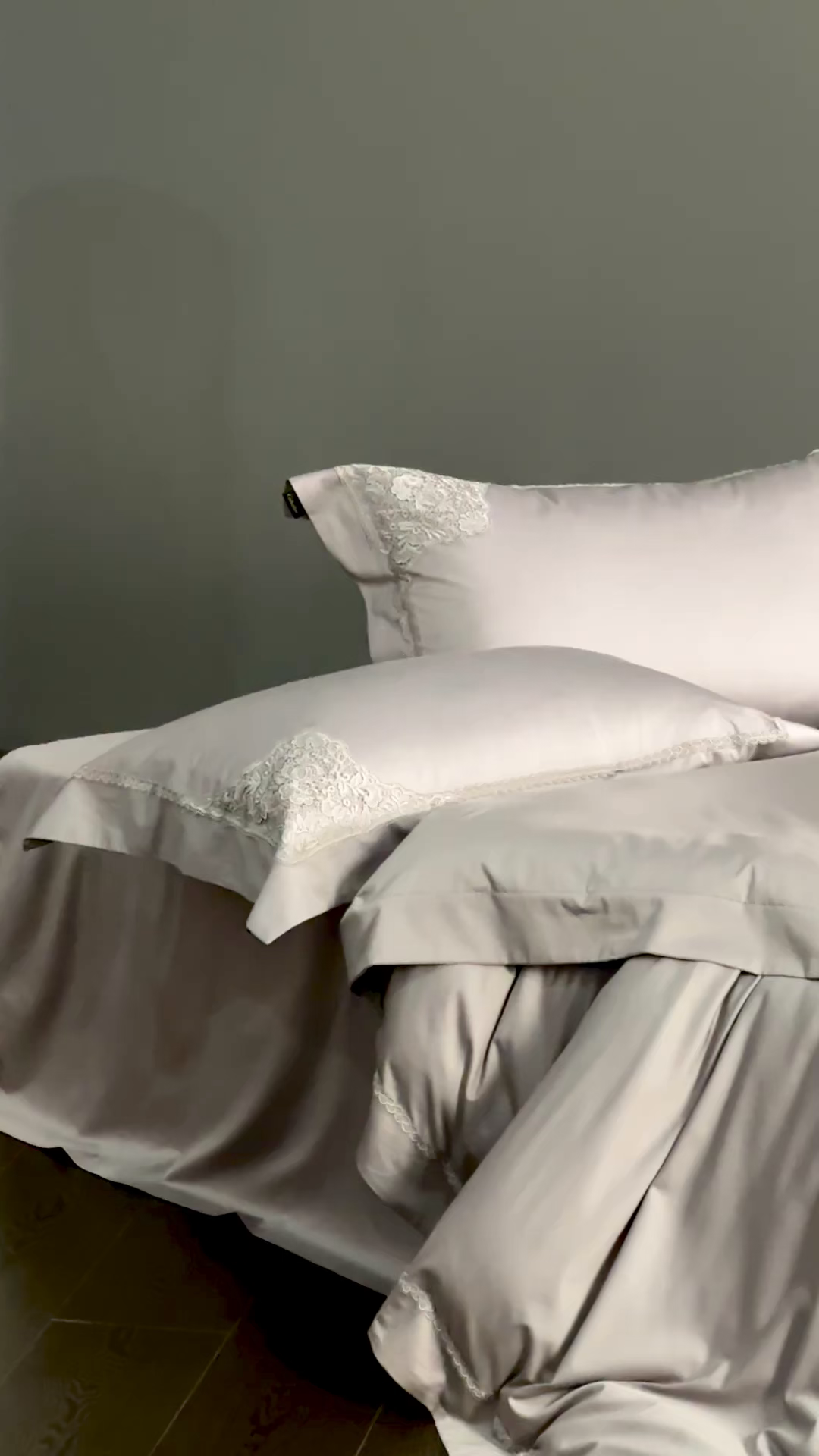 91家纺网 家纺一手货源 找家纺 卡巴伦家纺 2026新款80支埃及长绒棉纯棉轻奢法式蕾丝花边款四件套系列-巴黎庄园（会员：套件-20元 商品价格不得低于：标准：598元） 巴黎庄园-慕斯灰