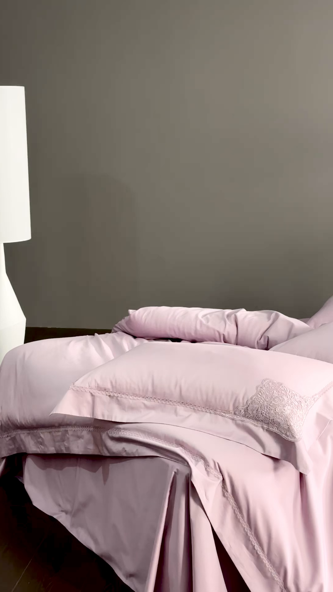 91家纺网 家纺一手货源 找家纺 卡巴伦家纺 2026新款80支埃及长绒棉纯棉轻奢法式蕾丝花边款四件套系列-巴黎庄园（会员：套件-20元 商品价格不得低于：标准：598元） 巴黎庄园-紫罗兰