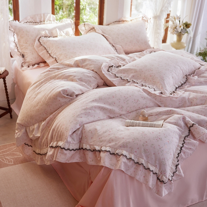 91家纺网 家纺一手货源 找家纺 卡姿家纺 2026春夏韩版小碎花双层花边系列 花镜小诗粉