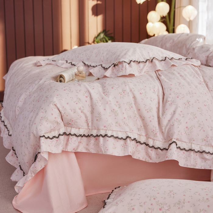 91家纺网 家纺一手货源 找家纺 卡姿家纺 2026春夏韩版小碎花双层花边系列 花镜小诗粉