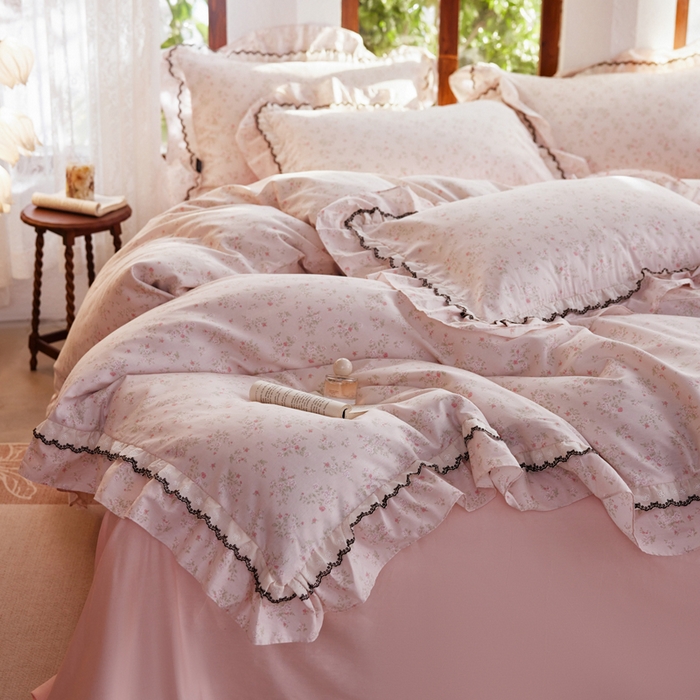 91家纺网 家纺一手货源 找家纺 卡姿家纺 2026春夏韩版小碎花双层花边系列 花镜小诗粉