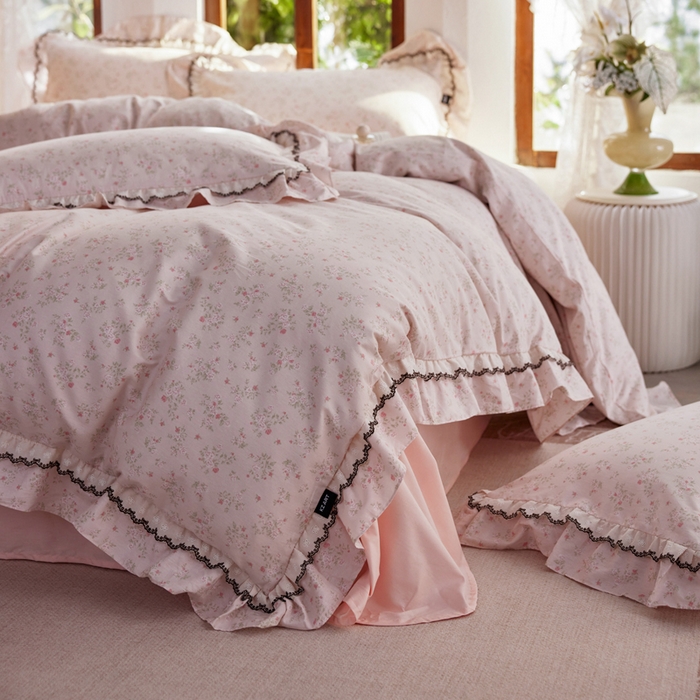 91家纺网 家纺一手货源 找家纺 卡姿家纺 2026春夏韩版小碎花双层花边系列 花镜小诗粉