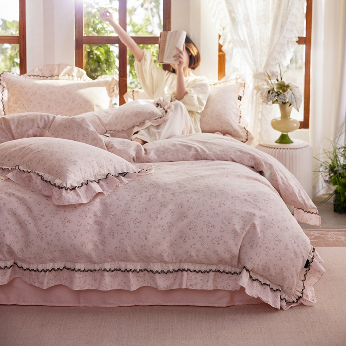 91家纺网 家纺一手货源 找家纺 卡姿家纺 2026春夏韩版小碎花双层花边系列 花镜小诗粉