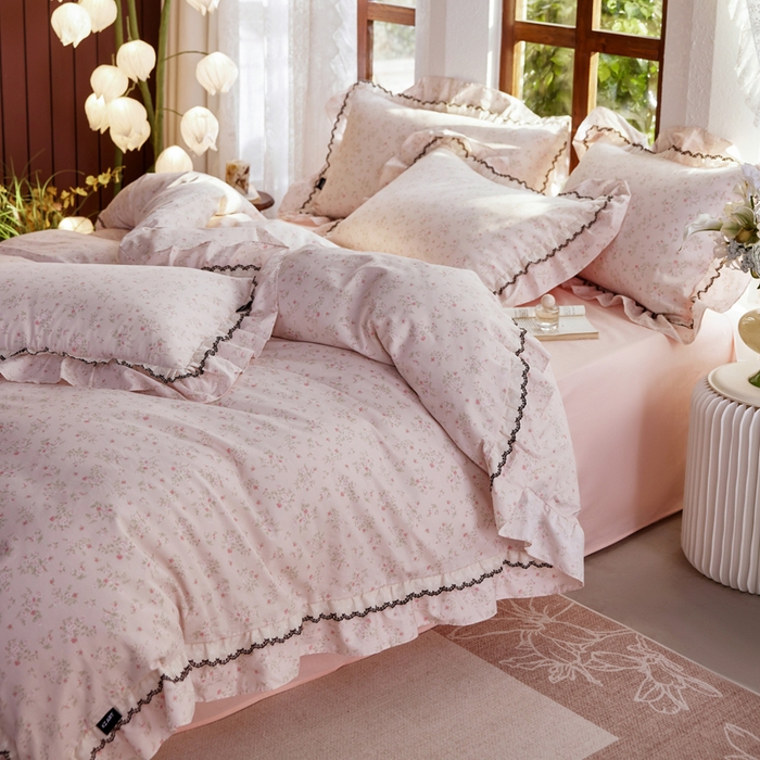 91家纺网 家纺一手货源 找家纺 卡姿家纺 2026春夏韩版小碎花双层花边系列 花镜小诗粉