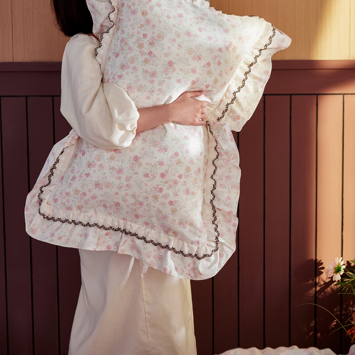 91家纺网 家纺一手货源 找家纺 卡姿家纺 2026春夏韩版小碎花双层花边系列 花寻影粉