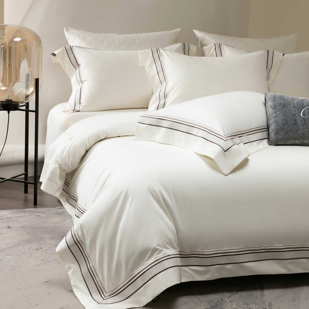 91家纺网 家纺一手货源 找家纺 （总）卡巴伦家纺 2026新款简奢高定超细旦全棉纯棉绣边系列四件套-斯丹娜（会员：套件-20元 商品价格不得低于：标准：458元）