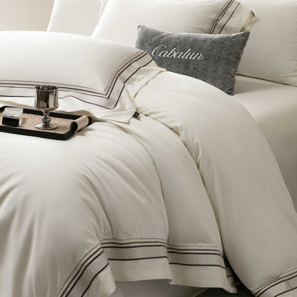 91家纺网 家纺一手货源 找家纺 （总）卡巴伦家纺 2026新款简奢高定超细旦全棉纯棉绣边系列四件套-斯丹娜（会员：套件-20元 商品价格不得低于：标准：458元）