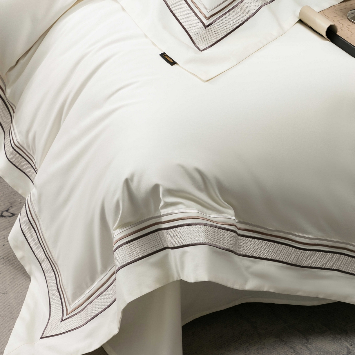 91家纺网 家纺一手货源 找家纺 （总）卡巴伦家纺 2026新款简奢高定超细旦全棉纯棉绣边系列四件套-斯丹娜（会员：套件-20元 商品价格不得低于：标准：458元）